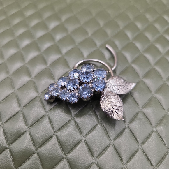 1041. Vintage Silver-Tone Blue Crystal Grape Cluster Brooch - Picture 4 of 5